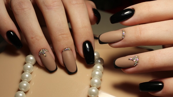 nail art francesa preta com cristais